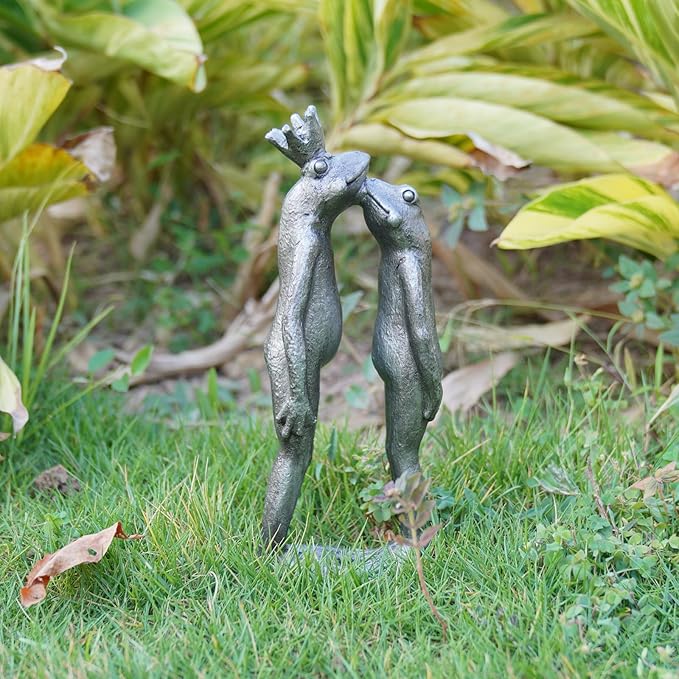Frog Decor Garden Statue Decor Outside - Couple Kiss Plog Statue Outside Frog Figurines for Yard Patio Lawn Decorations Couple Frogs Front Yard Decorations Outdoor 3.5" 2" 8.75"