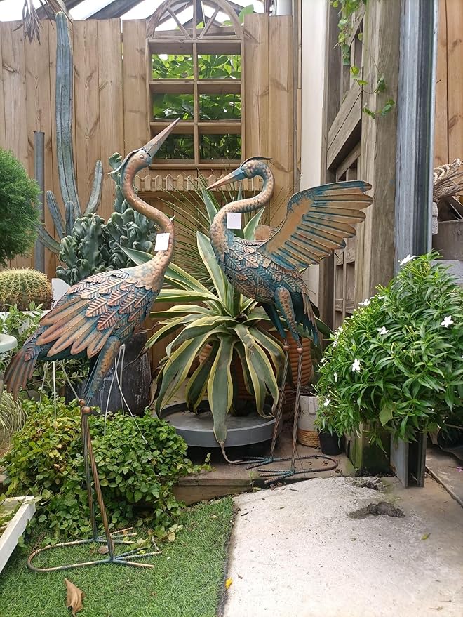 Garden Cranes Statue Retro Animal Sculpture Standing Metal Crane Garden Decoration Metal Yard Art for Yard Outdoor Decoration Set of 2