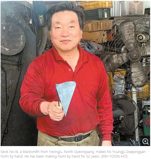 Fits All Hand Sizes: Youngju Homi & Korean Garden Hand Plow Hoe - Korean Master Blacksmith Seok No Ki Crafted - Ideal for Easy Gardening, Weeding, Farming - Safety Cover Included. Authentic, Handmade