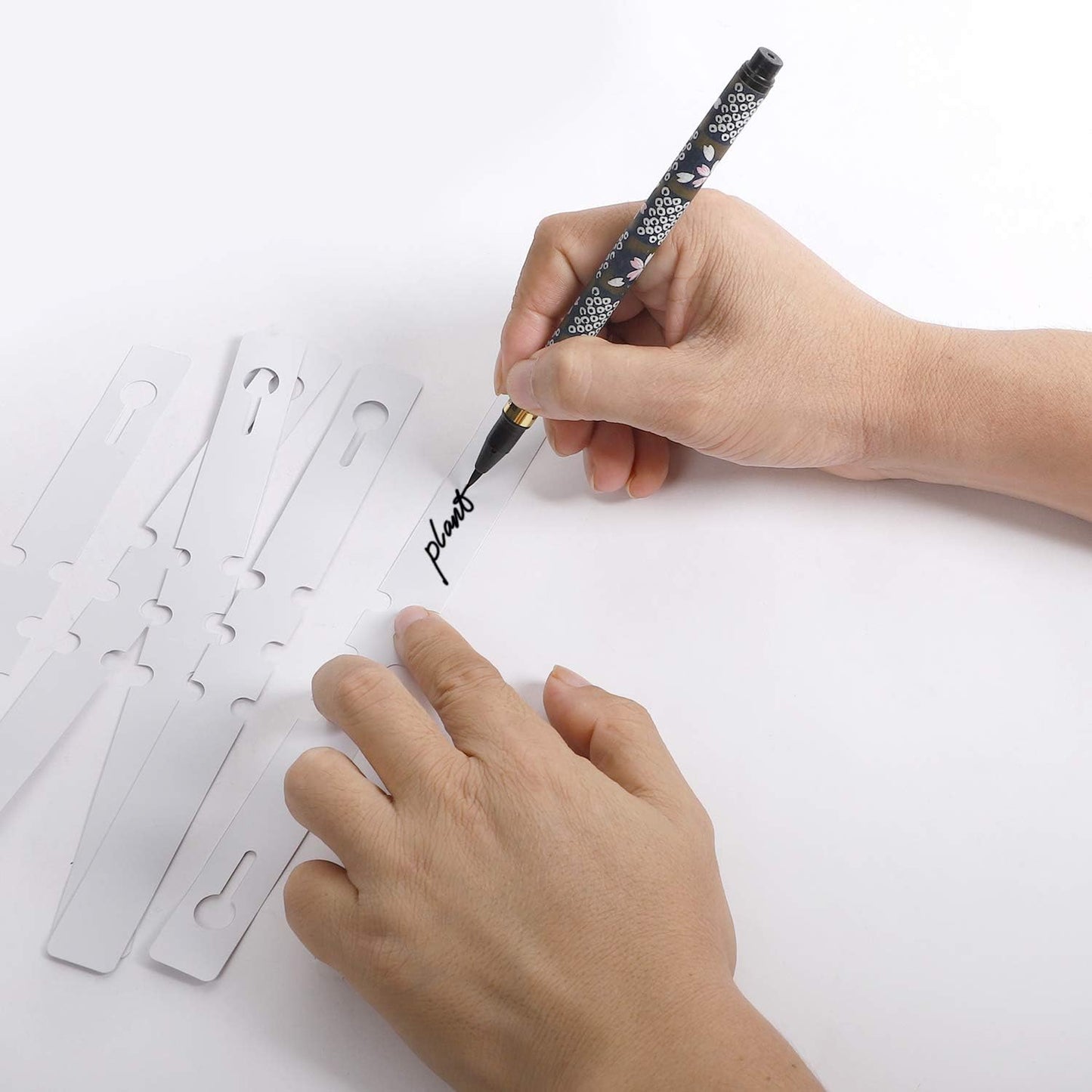 KINJOEK 1200 PCS White Plant Labels Tags, Plastic Adjustable Wrap Around Waterproof Hanging Garden Tree Name Tags, 2x20cm Strip Plant Tag for Identifying Various Outdoor Nursery Plants Flowers