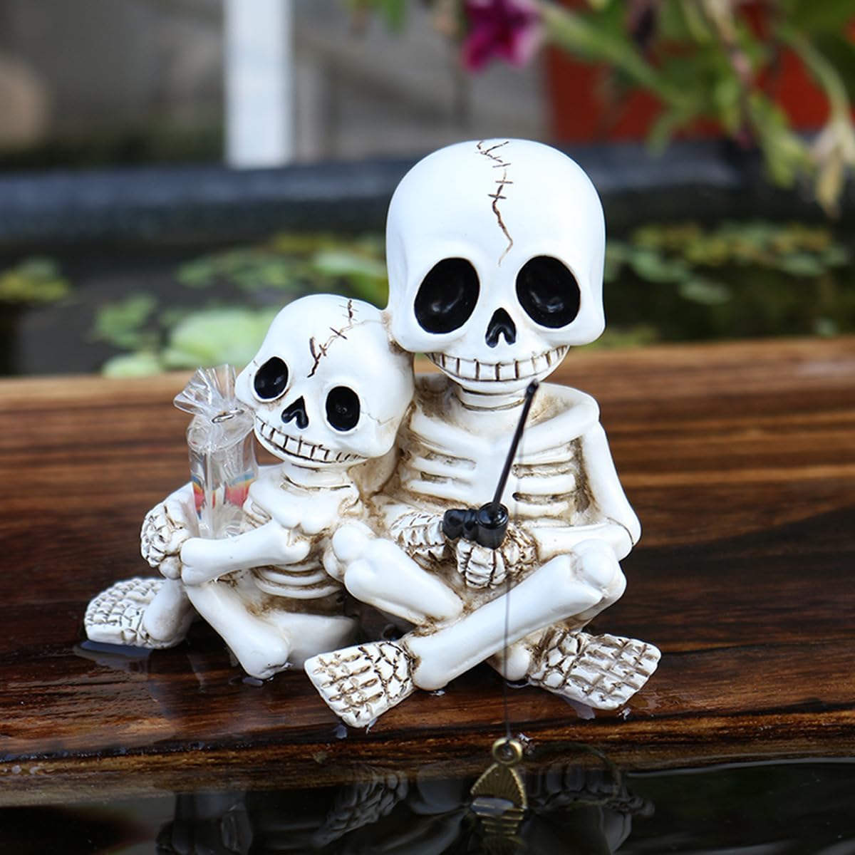 Fishing Skeleton Couple Statue Halloween Decorations, 3.54 Inch Funny Sitting Skull Figurine Shelf Sitter Resin Sculpture for Outdoor Garden Yard Lawn Pond Waterfalls Pool Ornaments
