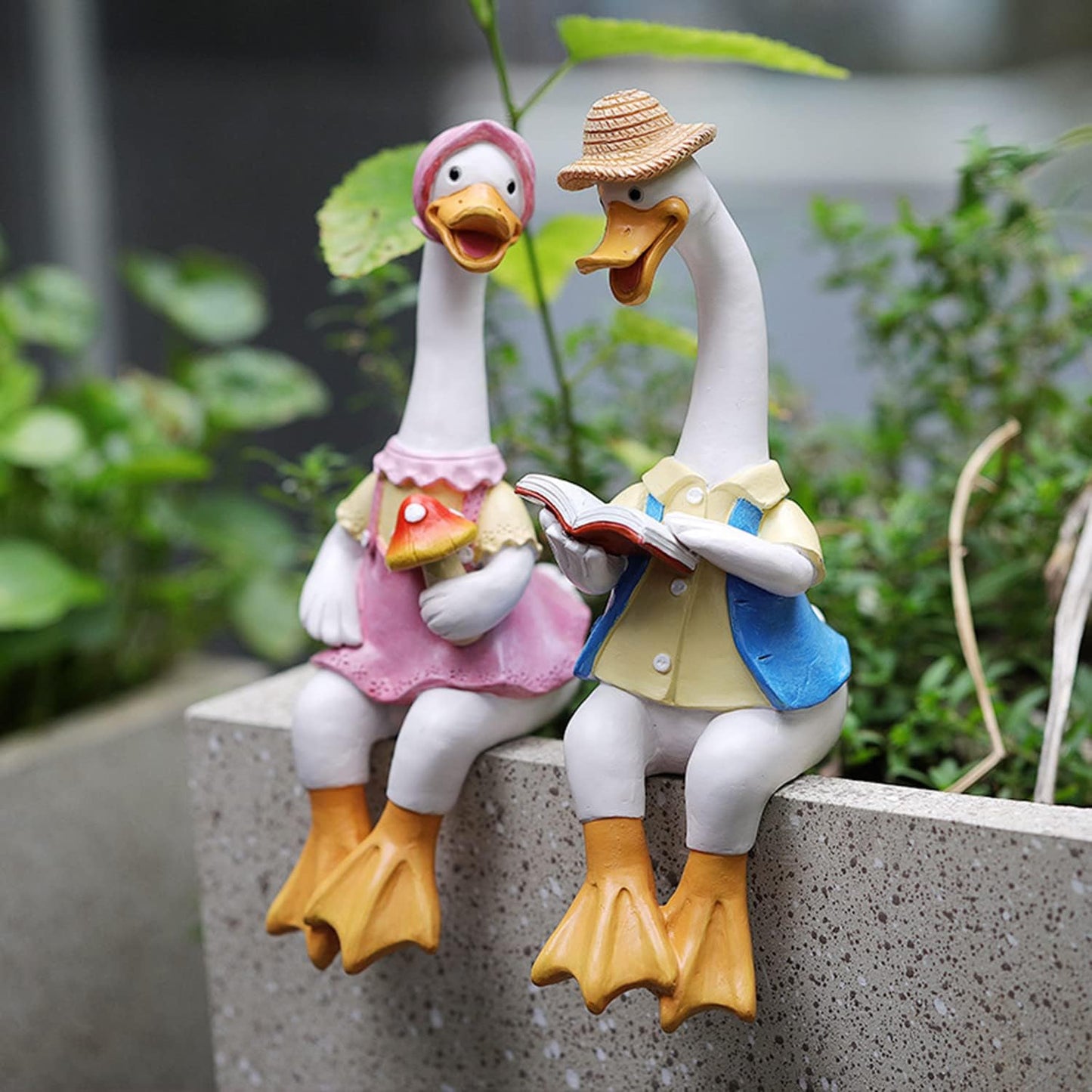 Handside Garden Statues Couple Animal Cartoon Resin Cute Sitting Sculpture Goose Lovers Figurine Gift for Wedding Art Decor Goose for Yard Home Patio and Office