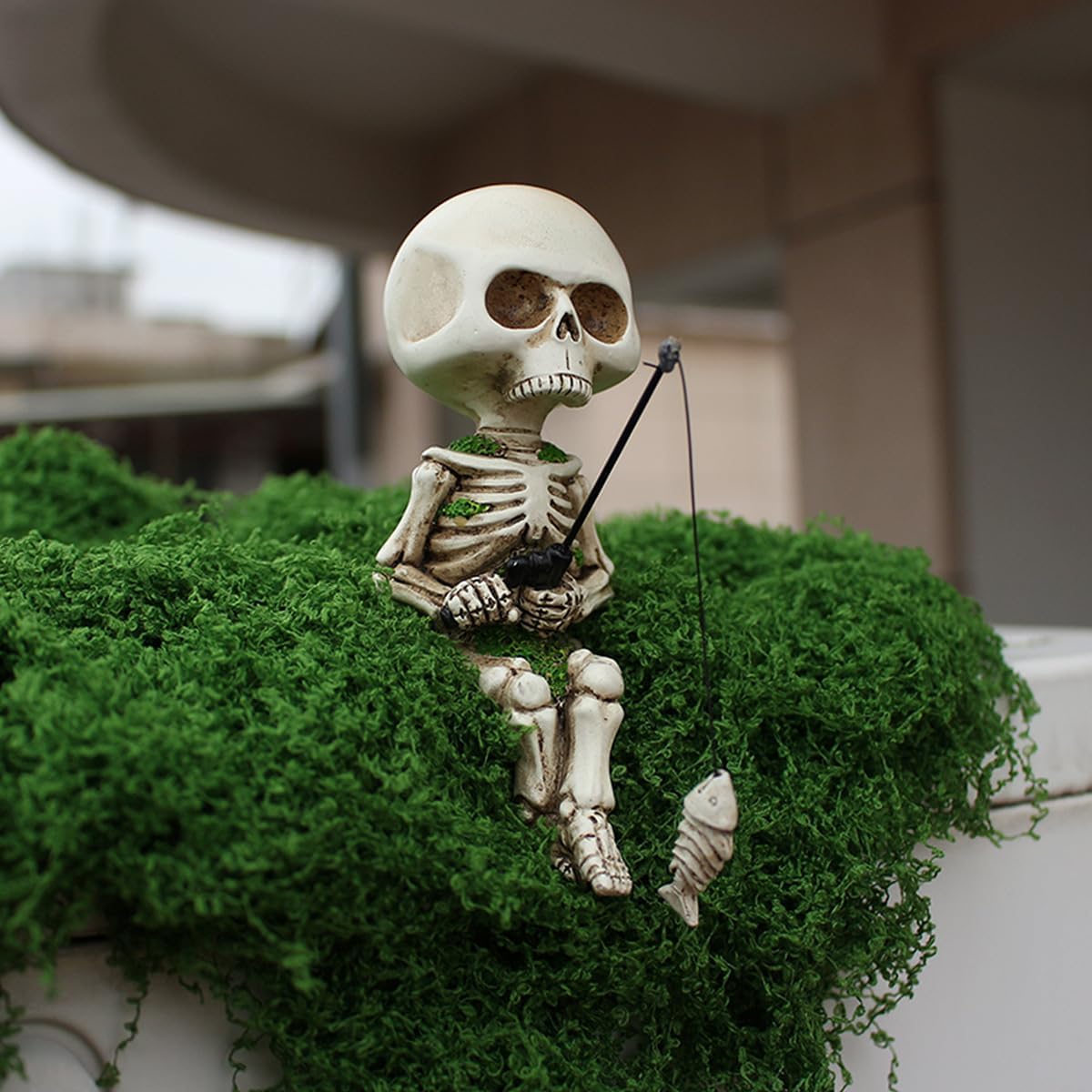 Fishing Skeleton Statue Halloween Decorations, 4.5 Inch Cute Sitting Skull Figurine Shelf Sitter Resin Sculpture for Outdoor Garden Yard Lawn Pond Waterfalls Pool Ornaments
