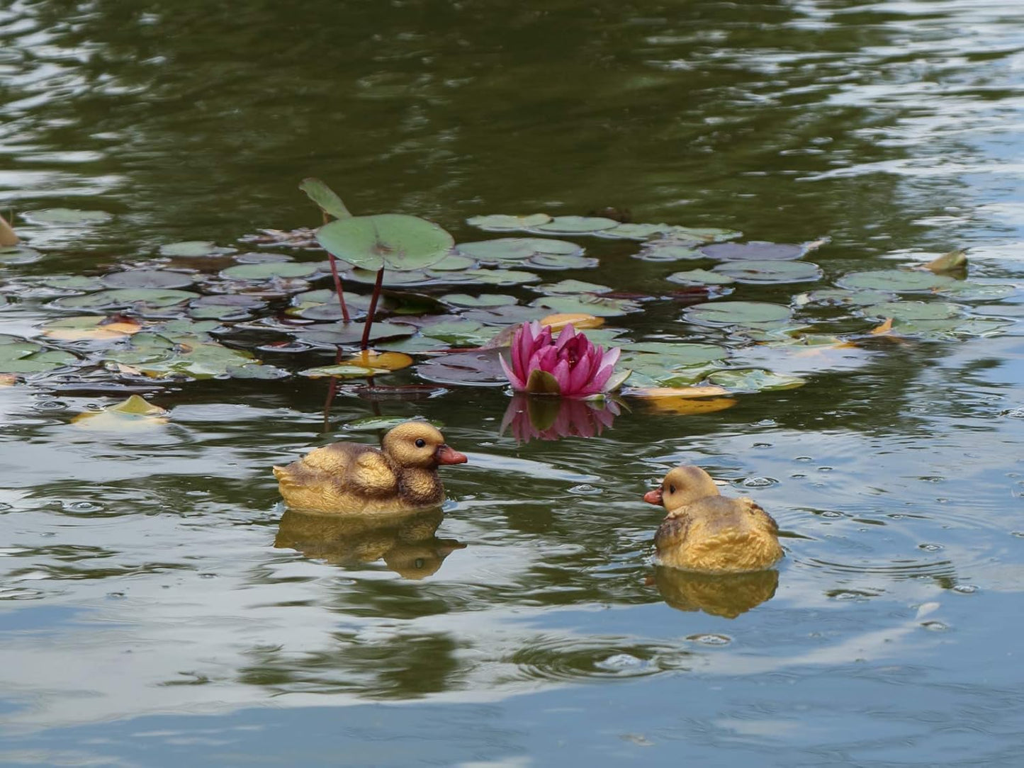 Floating Resin Duck Figurine Pond Décor Garden Lawn Patio Outdoor Statue Black Yellow (Set of 2)