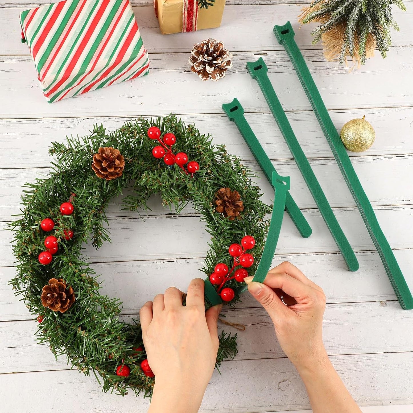 100 Pcs Christmas Garland Ties 15.75Inch Adjustable Holiday Garland Twist Ties for Holiday Halloween Tree Wreath Party Yard Wall Doorway Reusable Nylon Garden Cable Straps Decoration(Green)