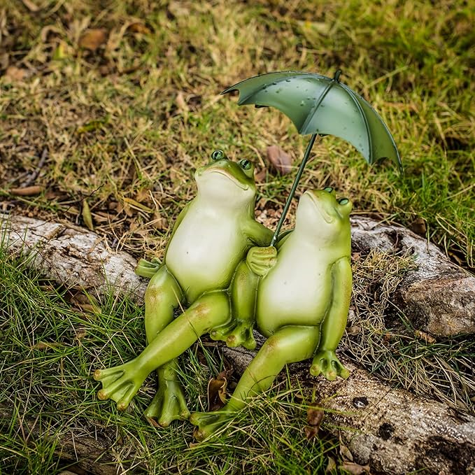 Couple Frogs Outdoor Statue - Frogs Decor Resin Happy Couple Hold an Umbrella Garden Statue Frog Garden Décor for Patio Yard Lawn Porch Gardening Décor 8.5" x 11" x 6.5"