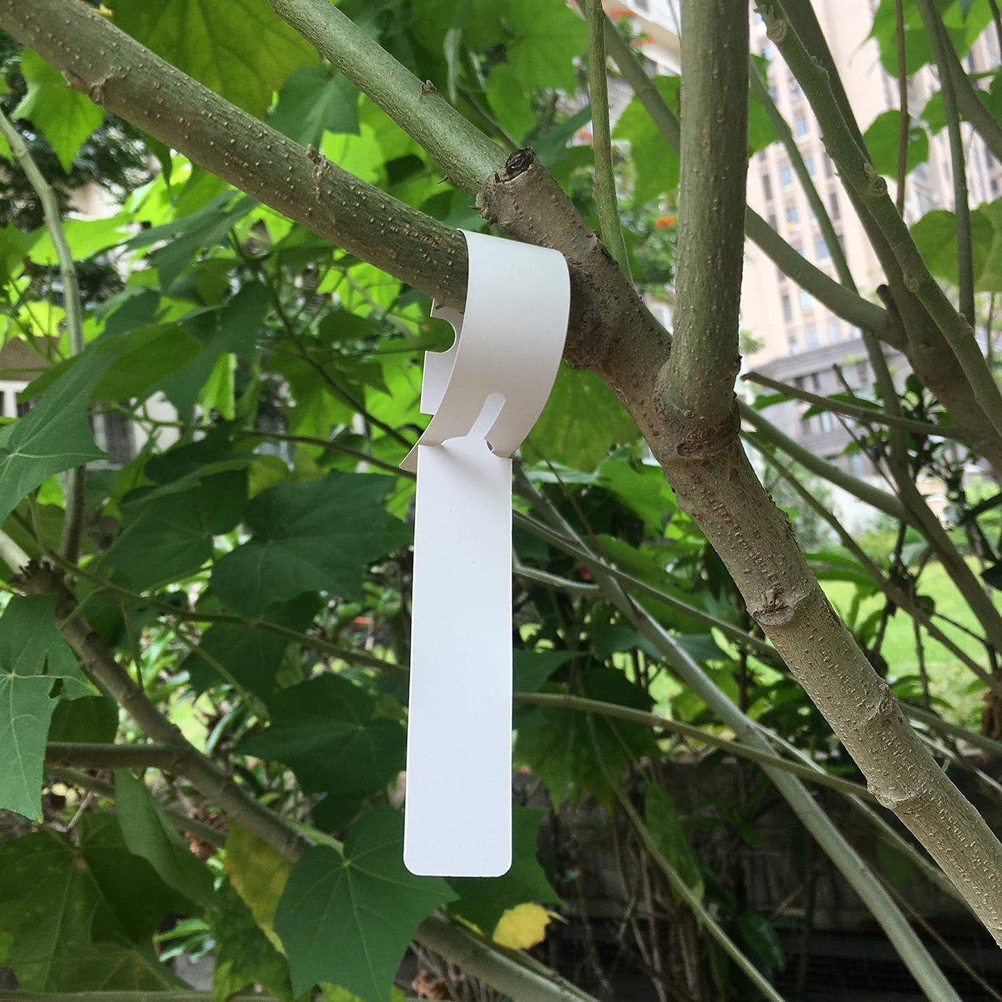 200 Pcs White Plastic Plant Tags with a Marker Pen, Wrap Around Hanging Tree Tags Nursery Garden Labels Waterproof Nursery Garden Stakes, 2x20cm