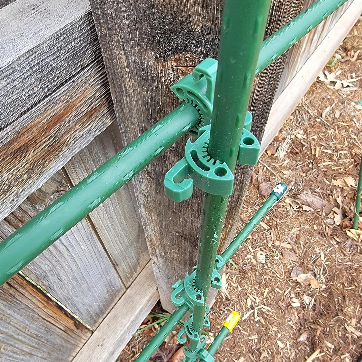 Plant Support Clips for Trellis, Garden Stakes, Wire Fence, Climbing Plants, Indoor Gardening, Hydroponics Systems, and Vines | Durable Gardening Clips (Incognito Green - 100 Pack)