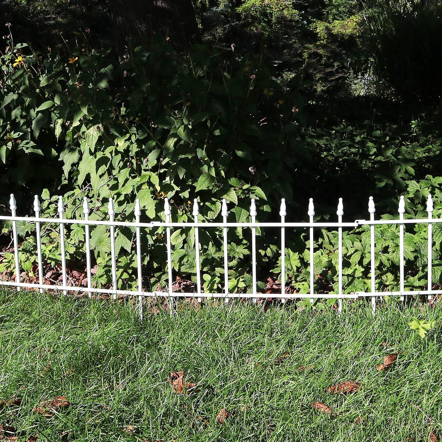 Sunnydaze 5-Panel Roman Iron Decorative Garden Fence Border - 9ft L x 18in H No Dig Metal Garden Fencing for Animal Barrier, Flower Bed, Yard - White